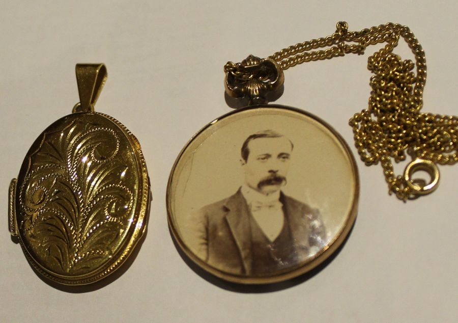 Double photograph locket on bale (marked 9ct) & 9ct gold double sided photograph pendant on chain