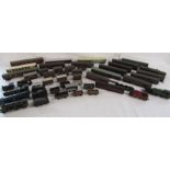 Selection of plastic 00 gauge trains, wagons and rolling stock (af)