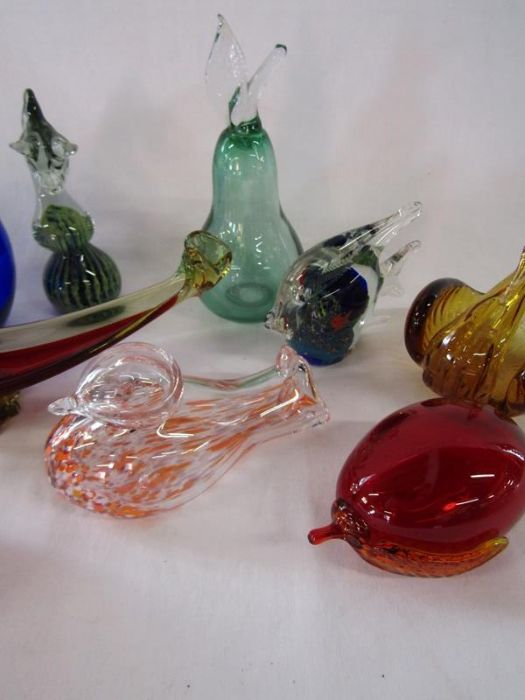 10 items of glassware including 2 Mdina sea horse paper weights and a Murano gondola dish - Image 3 of 6