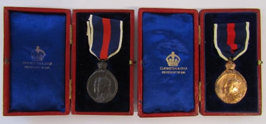 King Edward VII bronze & gilt 1902 Coronation medals in Elkington boxes - Image 7 of 12