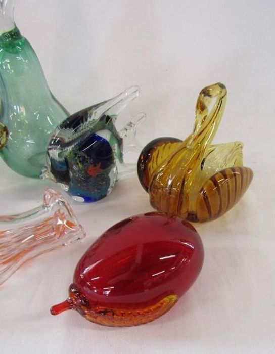 10 items of glassware including 2 Mdina sea horse paper weights and a Murano gondola dish - Image 4 of 6