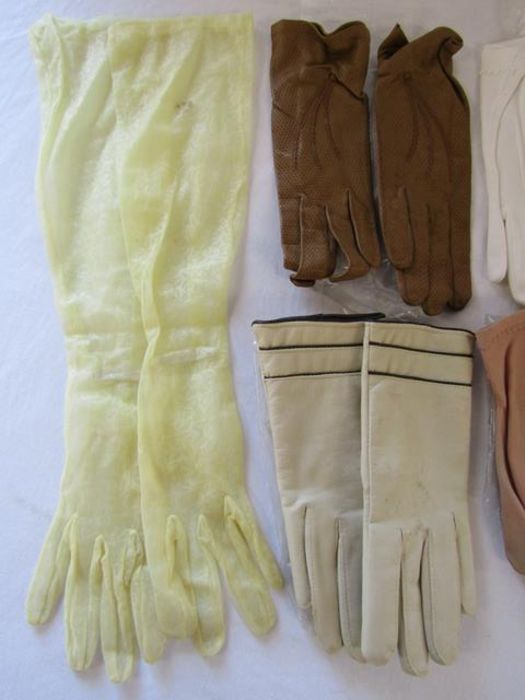 Collection of vintage ladies gloves and 2 beaded bags - Image 2 of 5