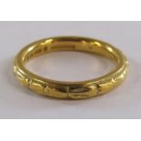 22ct patterned gold band - ring size L - 5.4g