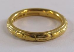 22ct patterned gold band - ring size L - 5.4g