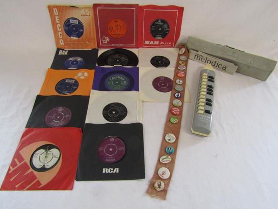 Single vinyl records includes Mary Hopkin apple records, The Beatles, The Shadows pin badges: