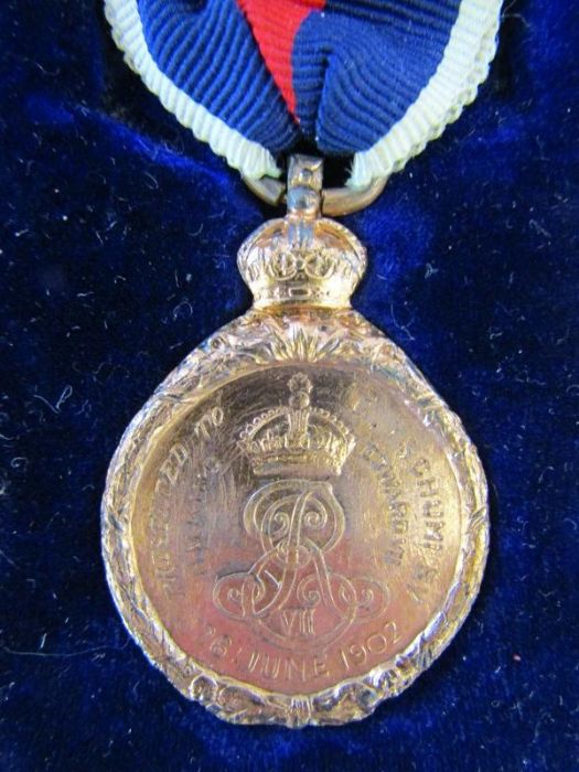 King Edward VII bronze & gilt 1902 Coronation medals in Elkington boxes - Image 6 of 12