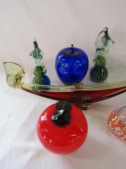 10 items of glassware including 2 Mdina sea horse paper weights and a Murano gondola dish - Image 2 of 6