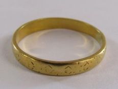 22ct patterned gold band - ring size N - 2.3g