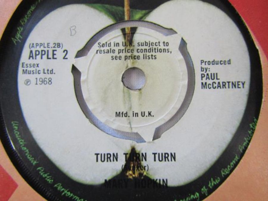 Single vinyl records includes Mary Hopkin apple records, The Beatles, The Shadows pin badges: - Image 3 of 11
