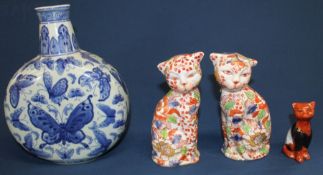 20th century Chinese blue and white moon flask, pair of Japanese Imari pattern cat figurines &