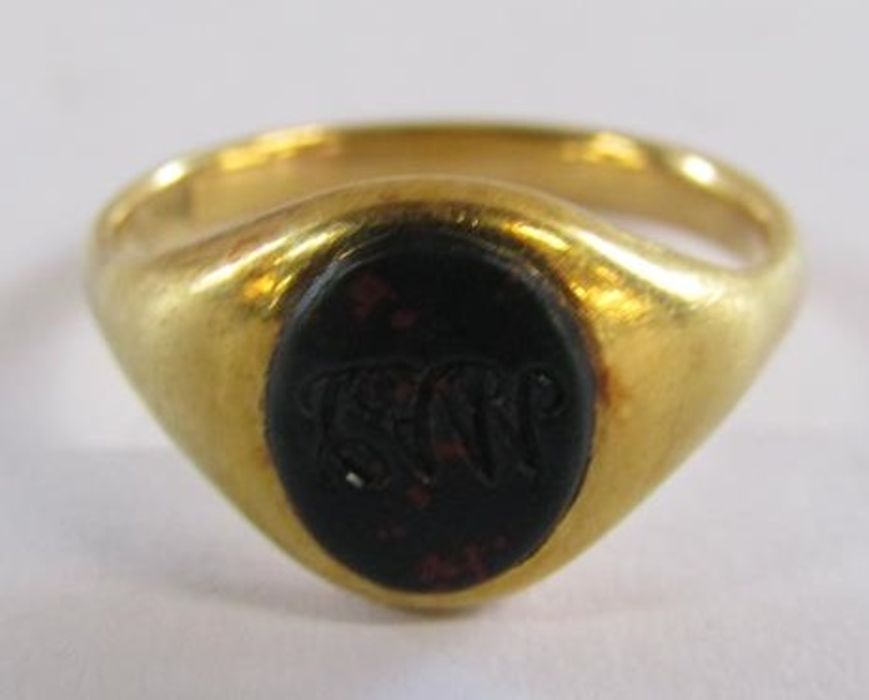 18ct gold signet ring with monogrammed bloodstone - ring size I - 3.5g and 9ct gold monogrammed - Image 2 of 10