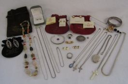 Collection of jewellery to include Guernsey pearl set earrings, hat pins, Egyptian agate beaded