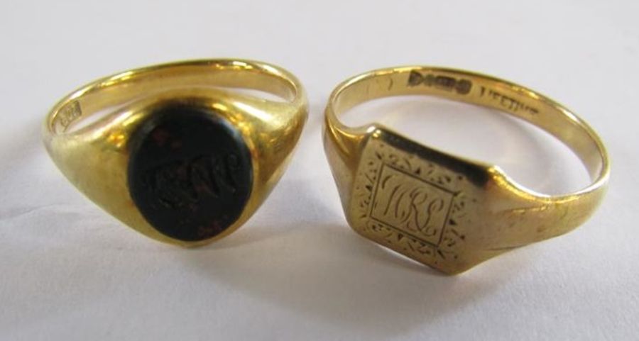 18ct gold signet ring with monogrammed bloodstone - ring size I - 3.5g and 9ct gold monogrammed