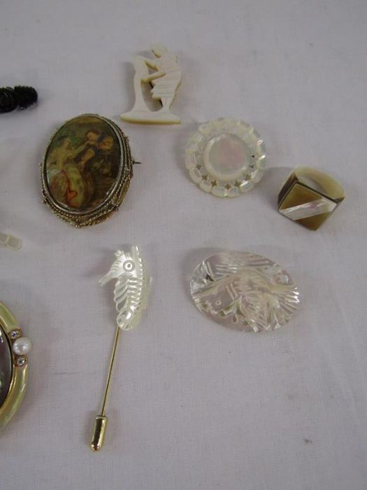 Jet brooch with horseshoe design, shell jewellery, cufflinks etc - Image 3 of 3