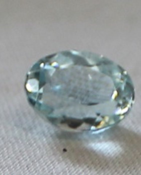 Loose cut and polished oval cut aquamarine stone 10.5mm length, 8mm wide, 5mm deep, total weight 3. - Image 2 of 3