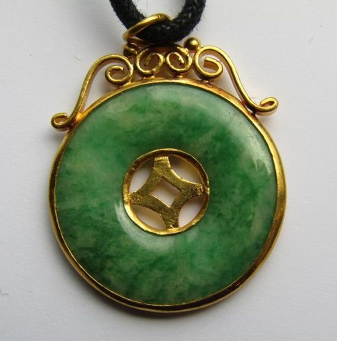 Tested as 18ct gold & jade disc pendant approx. 7.13g  approx. 2.6cm dia & a Kwan Yin jade pendant - Image 7 of 11