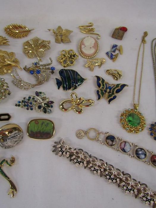 Costume jewellery includes brooches, bracelets, hat pins etc also some buttons - Image 3 of 4