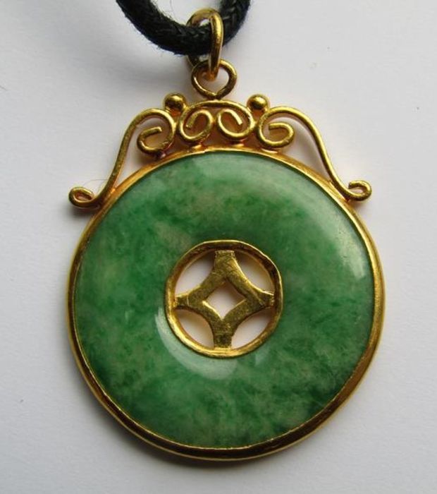 Tested as 18ct gold & jade disc pendant approx. 7.13g  approx. 2.6cm dia & a Kwan Yin jade pendant - Image 8 of 11