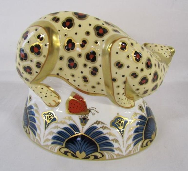 Royal Crown Derby paperweight Endangered Species Savannah Leopard - limited edition 973/1000 - Image 3 of 6