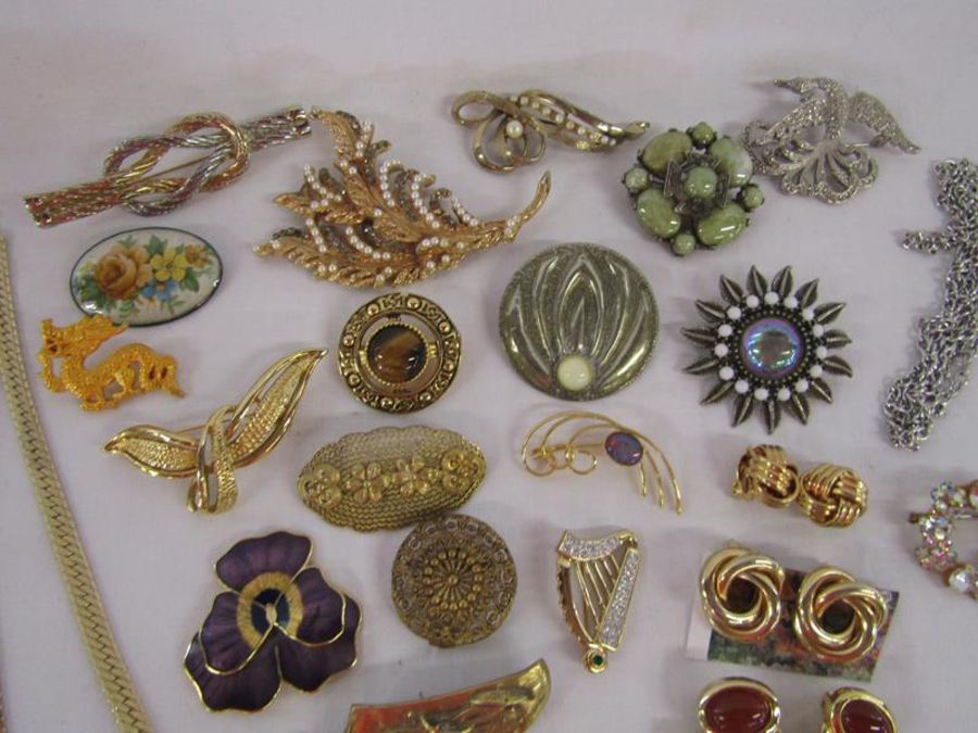 Collection of costume jewellery, includes watch, necklaces, bangles, brooches etc - Image 7 of 7