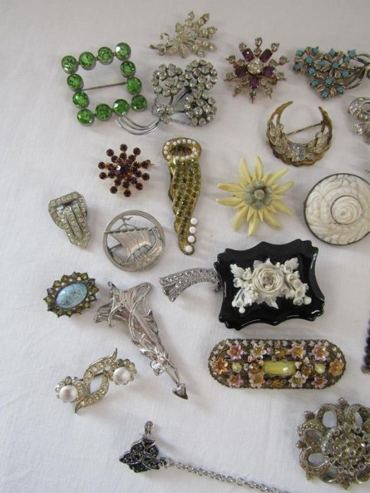 Collection of costume jewellery includes buckles, brooches, pearl necklace, earrings, mussel - Image 2 of 5