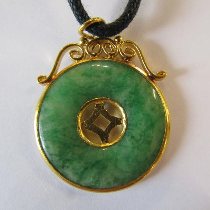 Tested as 18ct gold & jade disc pendant approx. 7.13g  approx. 2.6cm dia & a Kwan Yin jade pendant - Image 5 of 11