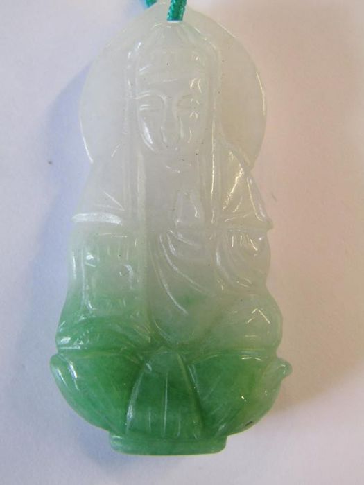 Tested as 18ct gold & jade disc pendant approx. 7.13g  approx. 2.6cm dia & a Kwan Yin jade pendant - Image 9 of 11