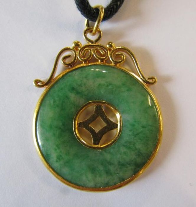 Tested as 18ct gold & jade disc pendant approx. 7.13g  approx. 2.6cm dia & a Kwan Yin jade pendant - Image 3 of 11