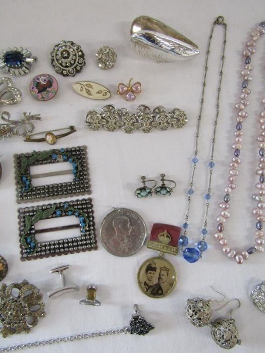 Collection of costume jewellery includes buckles, brooches, pearl necklace, earrings, mussel - Image 4 of 5