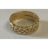 18ct gold Celtic knot ring - total weight 5.34g - ring size M