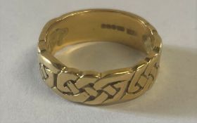 18ct gold Celtic knot ring - total weight 5.34g - ring size M