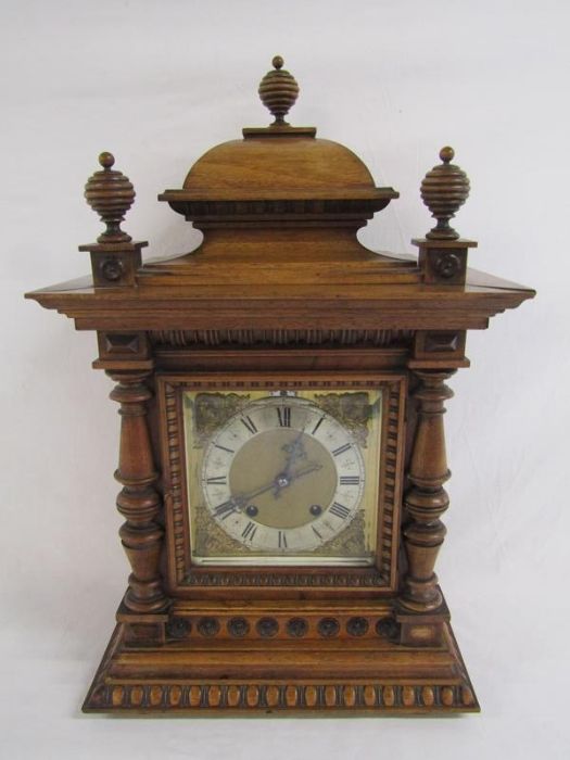 Oak mantel clock keeping time and chiming with Reinhold Schnekenburger, Mulheim movement - approx. - Image 4 of 9