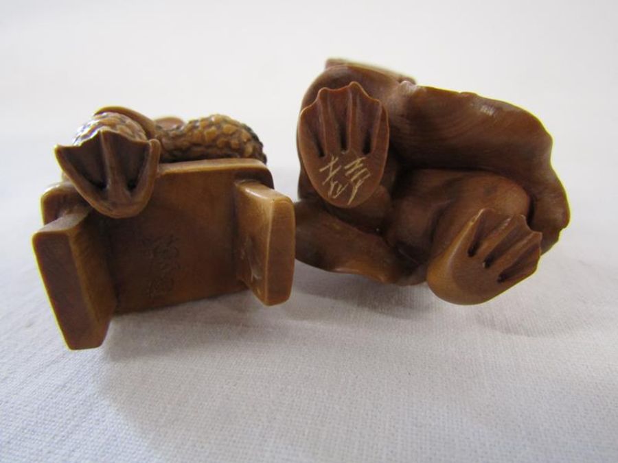 5 Wooden netsuke, signed - mice, toad, frogs and rabbits - Image 4 of 6