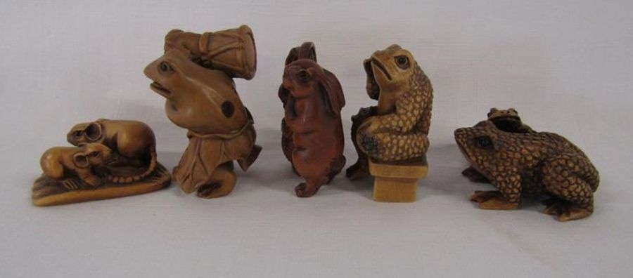 5 Wooden netsuke, signed - mice, toad, frogs and rabbits - Image 6 of 6