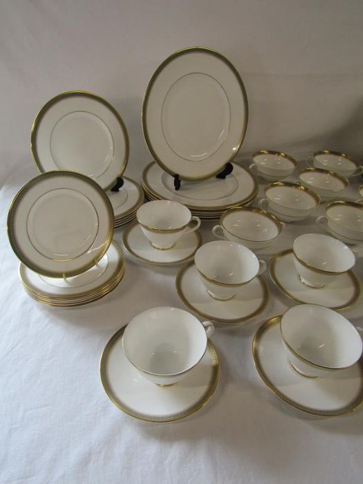 Royal Doulton Clarendon part dinner service - Image 2 of 4