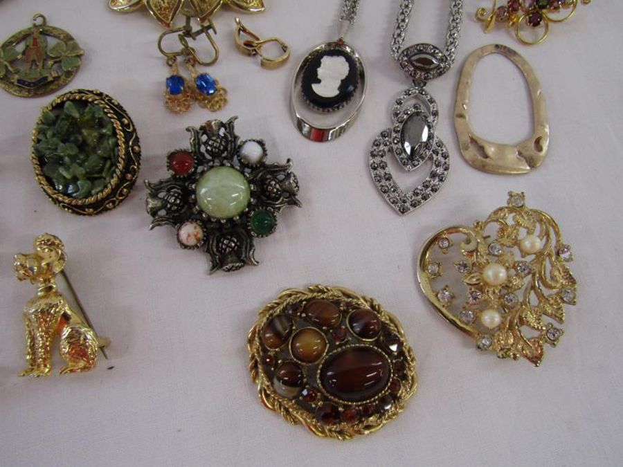 Collection of costume jewellery, includes watch, necklaces, bangles, brooches etc - Image 6 of 7