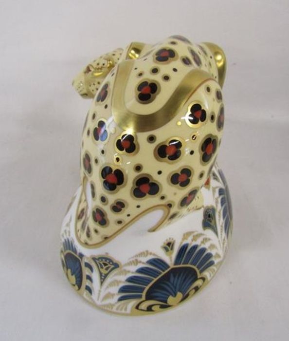 Royal Crown Derby paperweight Endangered Species Savannah Leopard - limited edition 973/1000 - Image 2 of 6