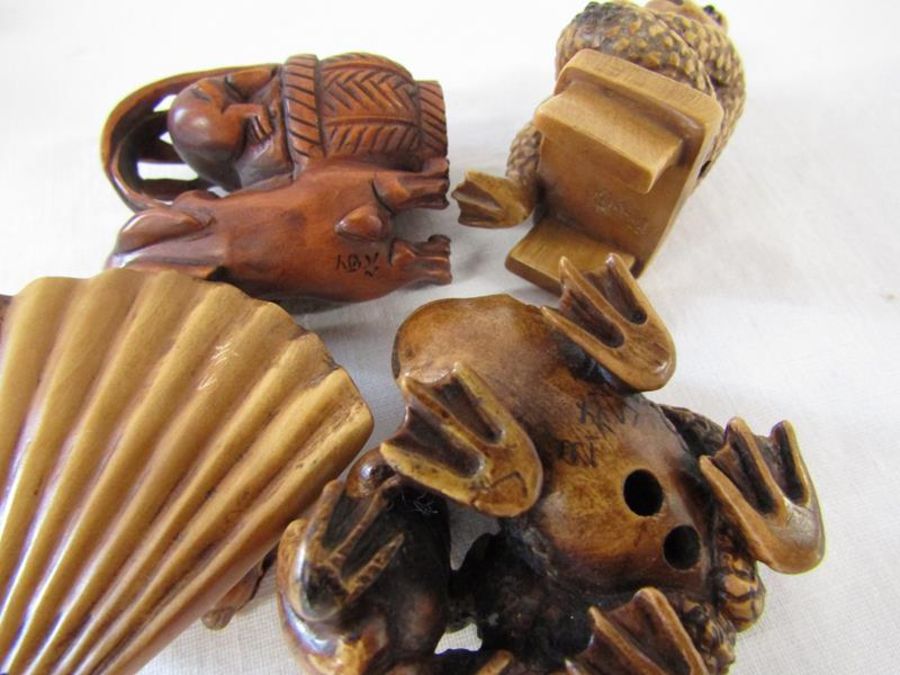 5 Wooden netsuke, signed - mice, toad, frogs and rabbits - Image 2 of 6