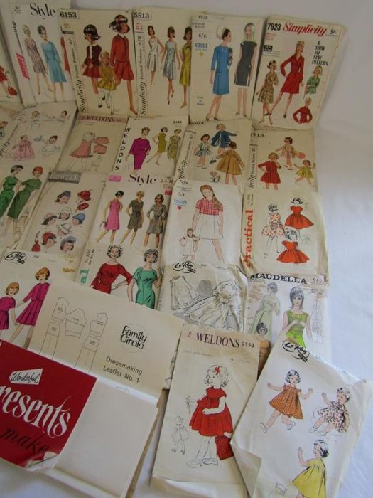 Collection of dress makers patterns also a Sawyer's view-master with discs - Image 5 of 5