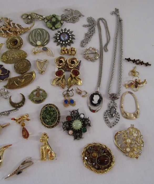 Collection of costume jewellery, includes watch, necklaces, bangles, brooches etc - Image 5 of 7