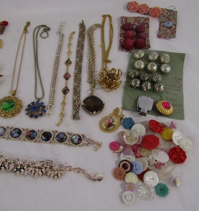 Costume jewellery includes brooches, bracelets, hat pins etc also some buttons - Image 4 of 4