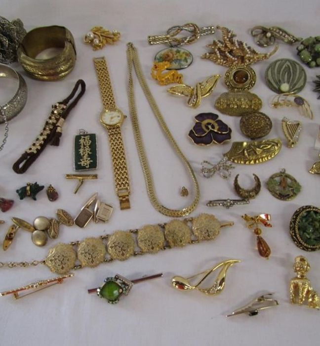 Collection of costume jewellery, includes watch, necklaces, bangles, brooches etc - Image 4 of 7