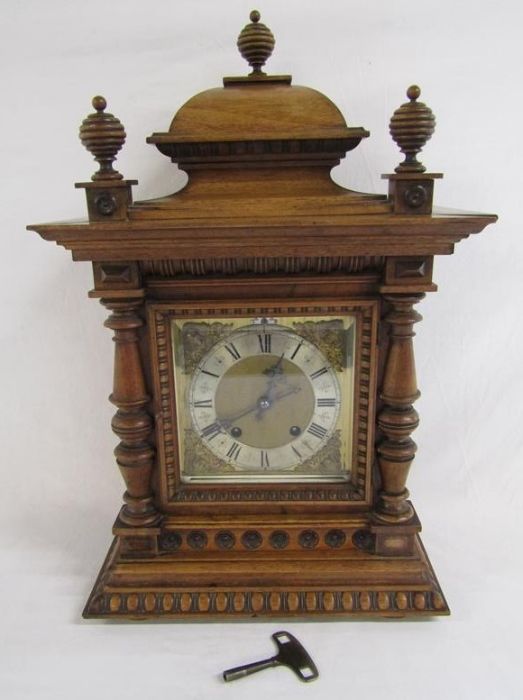 Oak mantel clock keeping time and chiming with Reinhold Schnekenburger, Mulheim movement - approx.