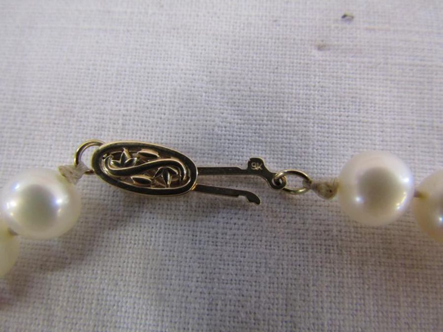 Pearl necklace with 9kt gold clasp, 9ct gold earring (4.35g), small amount of gold (1.71g) and a - Image 2 of 6