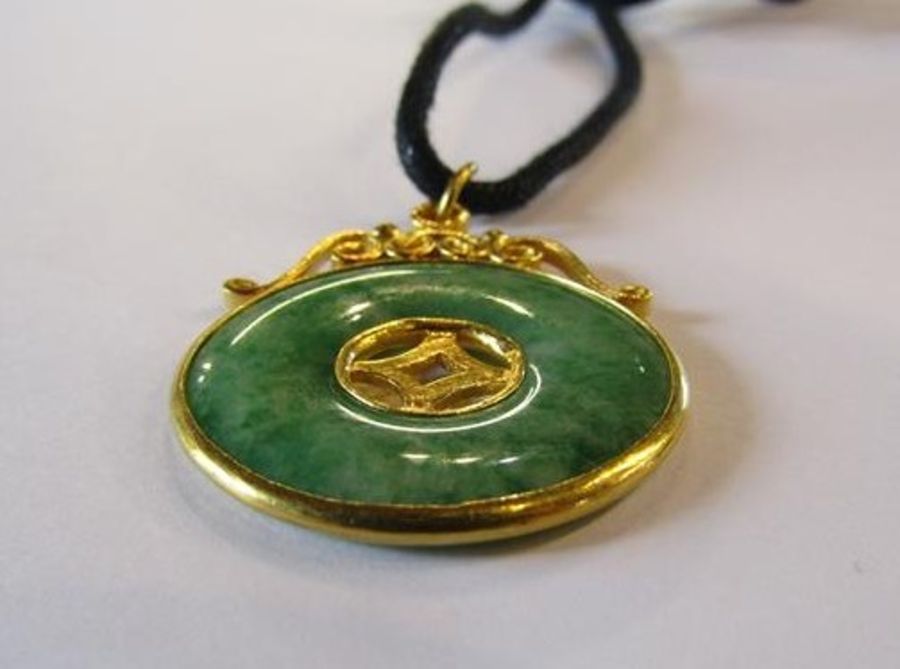 Tested as 18ct gold & jade disc pendant approx. 7.13g  approx. 2.6cm dia & a Kwan Yin jade pendant - Image 4 of 11