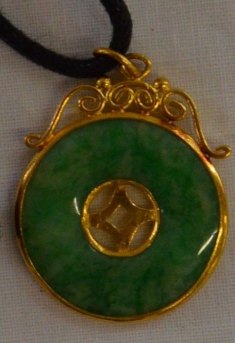 Tested as 18ct gold & jade disc pendant approx. 7.13g  approx. 2.6cm dia & a Kwan Yin jade pendant - Image 2 of 11