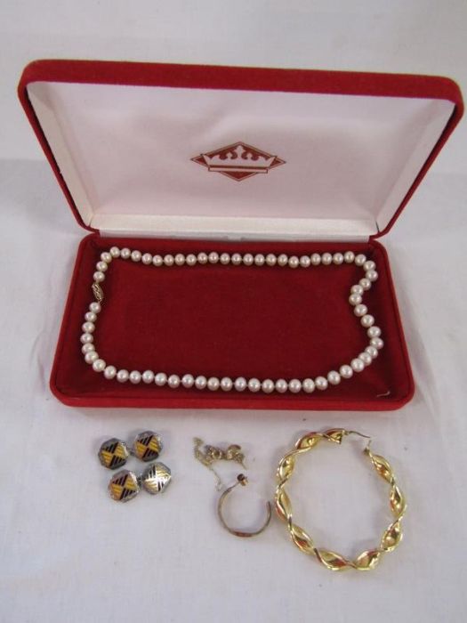 Pearl necklace with 9kt gold clasp, 9ct gold earring (4.35g), small amount of gold (1.71g) and a