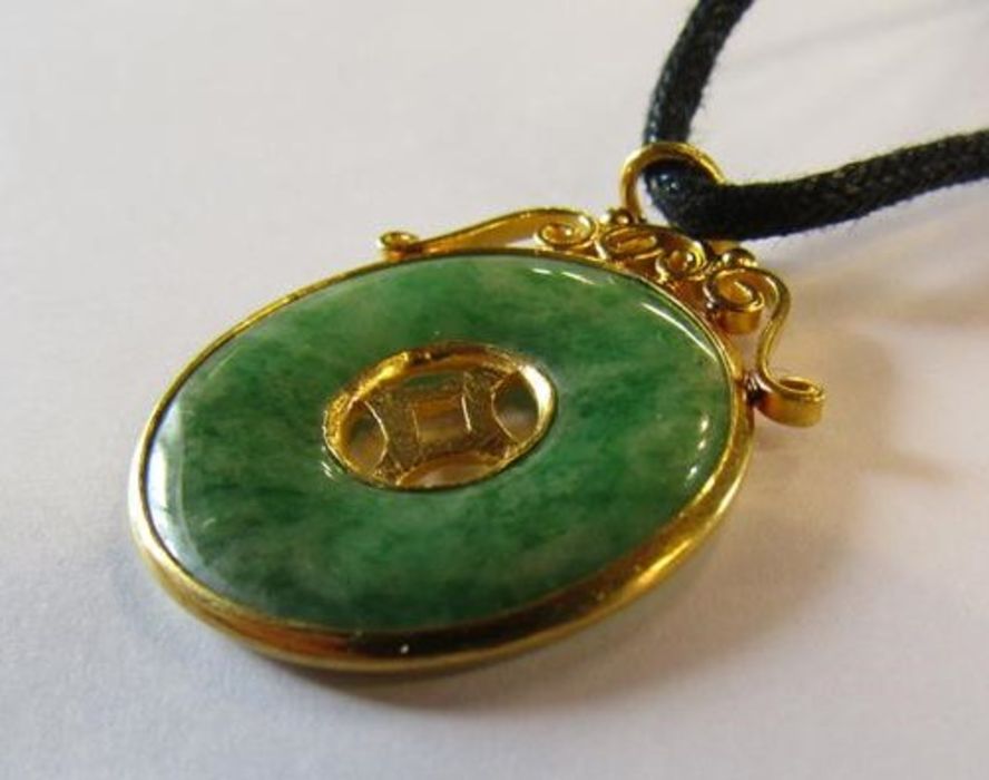 Tested as 18ct gold & jade disc pendant approx. 7.13g  approx. 2.6cm dia & a Kwan Yin jade pendant - Image 6 of 11