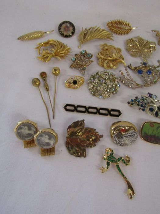 Costume jewellery includes brooches, bracelets, hat pins etc also some buttons - Image 2 of 4