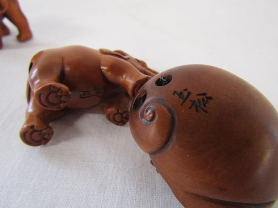 5 Wooden netsuke, signed - monkey on a horse, bug on a horse, frog on an elephant, elephant and crab - Image 2 of 6